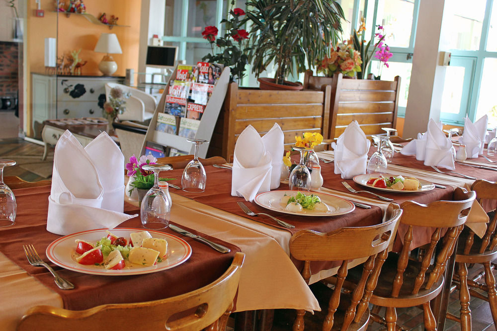 Hotel Restaurant Les Jardins D'Épône المظهر الخارجي الصورة